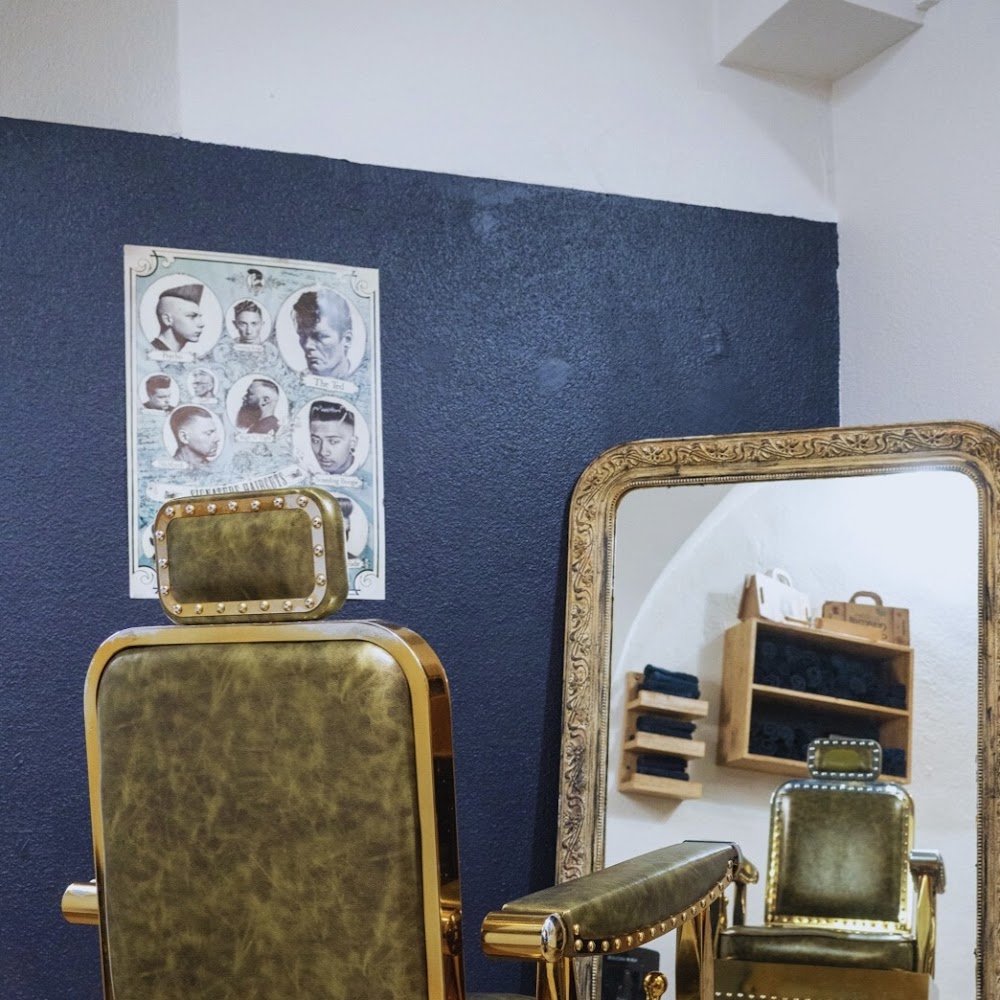 Fauteuil de barbier vintage et miroir doré dans le salon